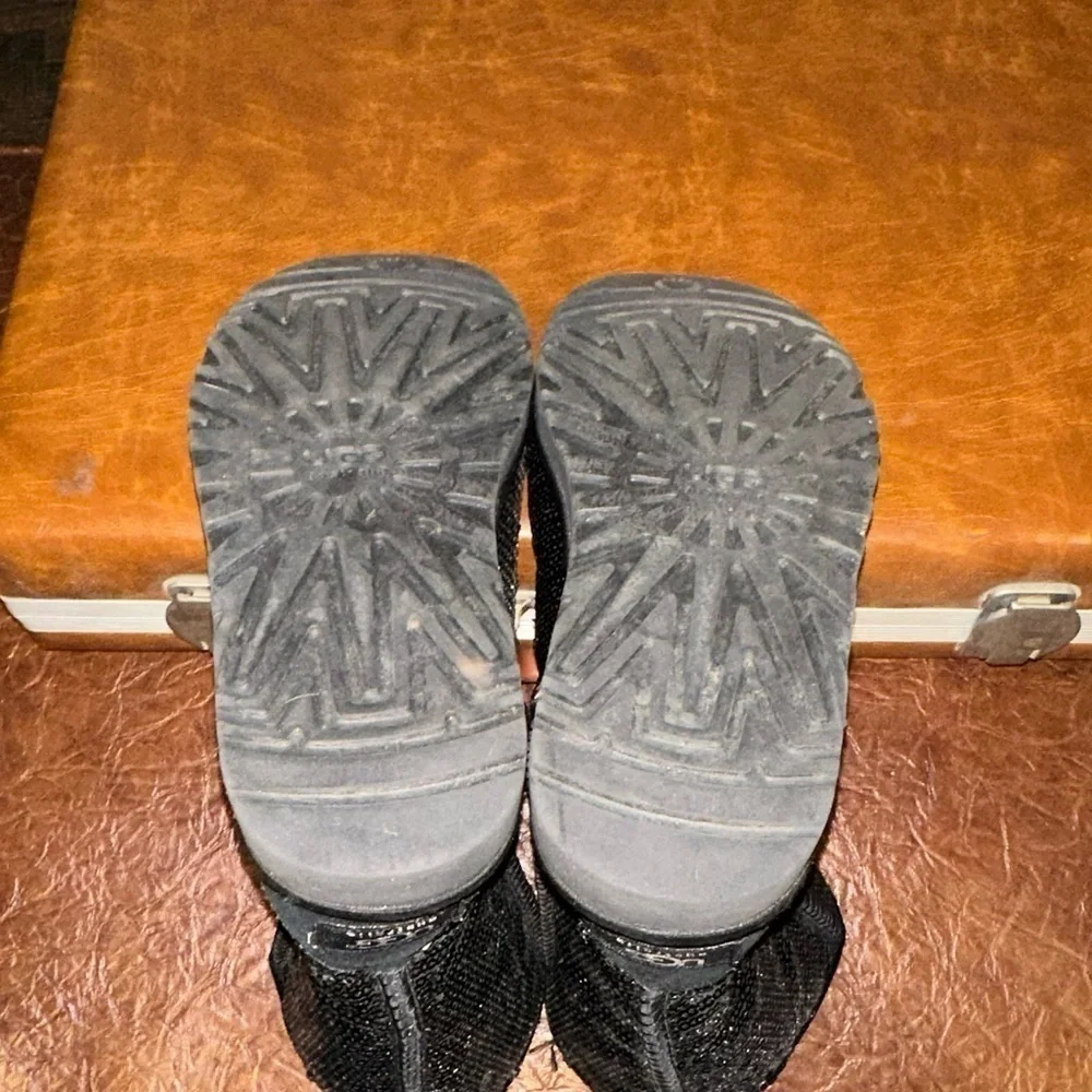 UEC UGG Classic Short Chunky Sequin Black Big Girl Size 6